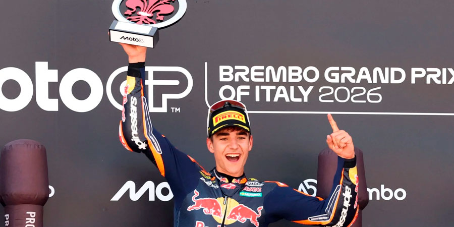 Brian Uriarte se coloca en los más alto del podio de Moto3